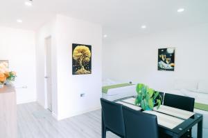 a dining room with a table and chairs at Green Lodging House in Anda