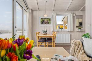 a living room with a table and some flowers at Ferienhaus Brocken - Sankt Andreasberg im Harz in Sankt Andreasberg