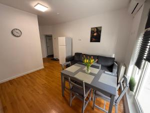 a living room with a table and a couch at Scandinavian AP in Craiova