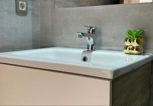a white sink with a faucet in a bathroom at Central Sweet Stay in Tangier