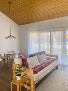 a living room with a couch and a table at Serras d'Sal in Alcochete +19 photos