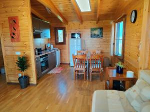 a kitchen and dining room with a table in a cabin at Serras d'Sal in Alcochete
