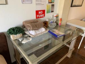 a glass table with a no future sign on it at Apartamento parcha in Culebra
