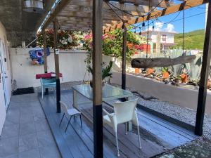 a pergola with a table and chairs on a patio at Apartamento parcha in Culebra +5 photos