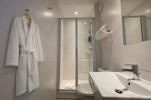 Koupelna v ubytování Parici Hôtel Boulogne Billancourt + 35 fotografií