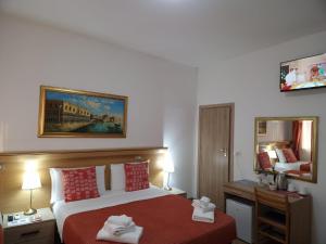 a hotel room with a bed and a mirror at Hotel Tito in Mestre