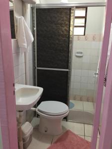 a bathroom with a toilet and a sink and a shower at Casa Férias Foz in Foz do Iguaçu