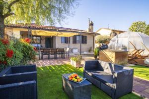 a garden with a bowl of fruit on the grass at VILLA PATTY ASSISI con SPA e Piscina in Assisi