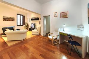 a living room with a couch and a table at Ele Home in Siena