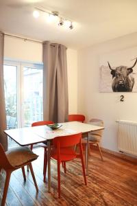 a dining room with a table and chairs at Haus-Selma in Lüneburg