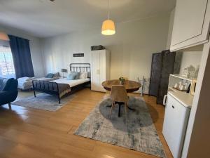 a living room with a table and a bed at Oporto Bonjardim Residence in Porto