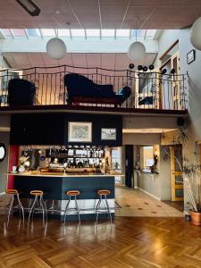 Eine Bar in einem Raum mit zwei Barhockern und einer Theke in der Unterkunft Hotel Glymur in Leirá
