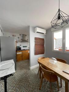 a kitchen with a table and a dining room at Apartamento Trasiego in Valdepeñas