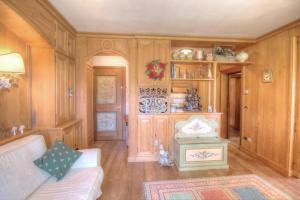 a living room with a couch and a table at Botton d'oro in Borca di Cadore