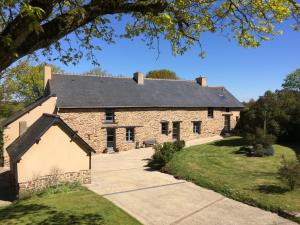 an old stone house with a driveway at Avel West in Le Verger