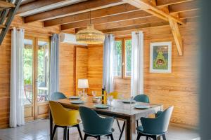 a dining room with a table and chairs at Barbadine974, Chalet cosy, 6 personnes, Plaine des Cafres in La Plaine des Cafres
