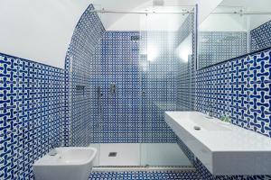 a blue and white bathroom with a toilet and a sink at Domus Pio XI in Sant'Agnello