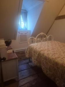a bedroom with a bed and a window at Om chalet 1 avec spa face au fleuve in Saint-Jean
