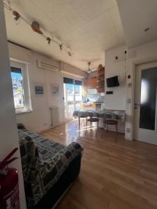 un soggiorno con tavolo e sala da pranzo di Rossetti 8 a Rapallo