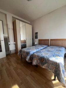 una grande camera da letto con due letti di Rossetti 8 a Rapallo Altre 15 foto