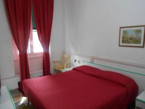 Postel nebo postele na pokoji v ubytování Albergo La Vela