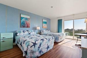 a bedroom with two beds and a window at Crescent Beach Motel in Crescent City