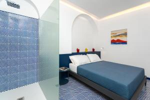 a bedroom with a bed and a shower at Domus Pio XI in Sant'Agnello