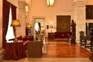 ein Wohnzimmer mit einem Sofa und einem Tisch in der Unterkunft Pousada Castelo de Estremoz in Estremoz