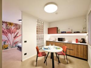 a kitchen and dining room with a table and chairs at Residence Al Centro in Pescantina +57 photos