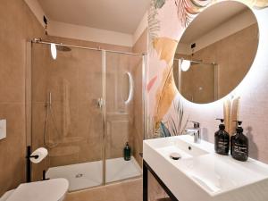 a bathroom with a sink and a shower at Residence Al Centro in Pescantina