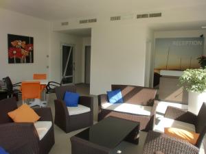 A seating area at Residence Rivachiara (check-in at Hotel Riviera in Viale Rovereto, 95)