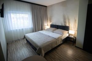 a bedroom with a bed and a window and a bed sidx sidx sidx at Aparthouse Kretowiny in Kretowiny