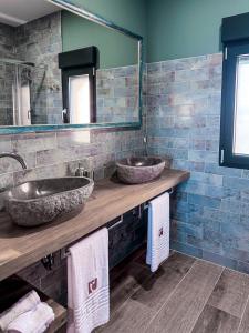 a bathroom with two sinks and a mirror at Alojamiento rural Solterra in Roa