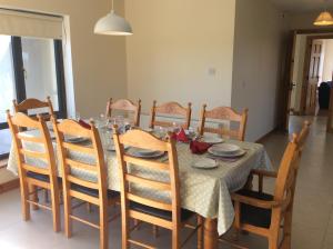 mesa de comedor y sillas con mesa y mantel en Kilmore Quay Castleview II en Kilmore Quay