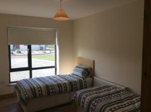 1 dormitorio con 2 camas y ventana en Kilmore Quay Castleview II en Kilmore Quay