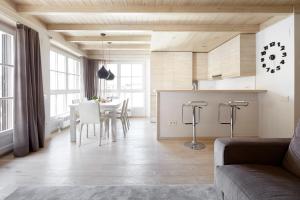 cocina y sala de estar con mesa y sillas en Val de Ruda Luxe 32 by FeelFree Rentals, en Baqueira Beret