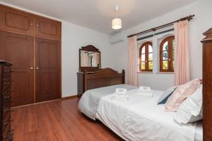 a bedroom with a bed and a dresser and a mirror at Quinta Vale Leitão in Coimbra +8 photos