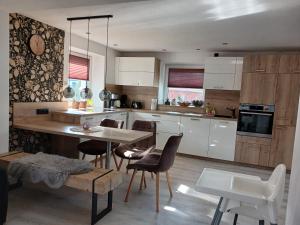 a kitchen with a table and chairs in a room at Haus am Seidelberg in Dürrhennersdorf