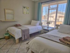 a room with two beds and a window at Vitamiene-See Hartenbos in Hartenbos