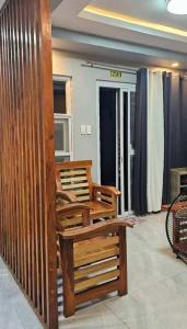 a room with a wooden bench in a room at MEEK'S VILLAS TRANSIENT HOUSE in Baguio
