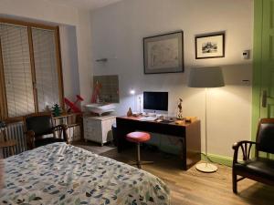 a bedroom with a desk with a computer on it at Appartement contemporain Les Tulipes, 2 personnes à 300 m du lac de Gérardmer in Gérardmer