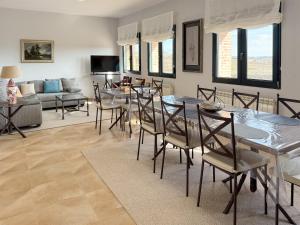 a living room with a table and chairs and a couch at Casa Rural Solterra in Roa