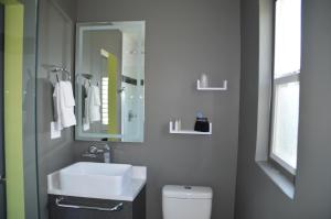 y baño con lavabo blanco y espejo. en University Inn ASU/Tempe en Tempe