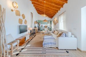 a living room with a couch and a tv at Casa do Arlindo in São Bartolomeu de Messines