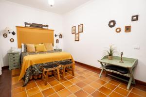 a bedroom with a bed and a table at Villa Alfalfa in Puerto del Rosario