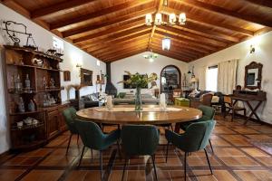 a living room with a table and chairs at Villa Alfalfa in Puerto del Rosario