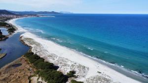 an aerial view of a beach and the ocean at Da Anna Casa Vacanza Al Mare in Santa Lucia