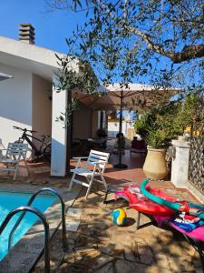 a backyard with a swimming pool and a house at Da Anna Casa Vacanza Al Mare in Santa Lucia +17 photos