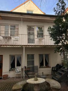 a house with a balcony and a table in front of it at seeglueck Retro Am Münster in Konstanz