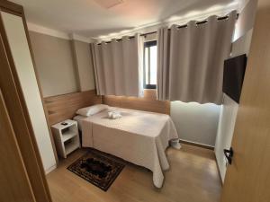 a small room with a table with a cat on it at Hotel Canta Galo Tower in Jacarèzinho